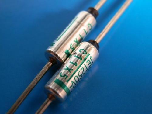 保險絲的性能受什么影響？